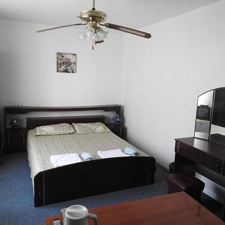 Wisteria Hotel Tivat Luaran gambar