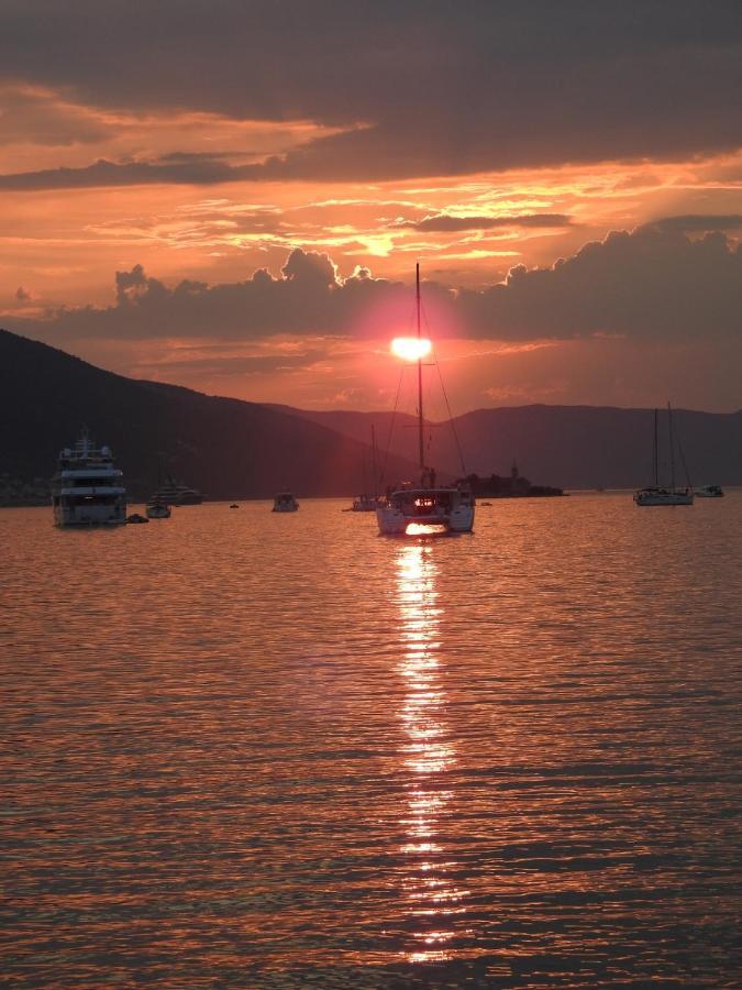 Wisteria Hotel Tivat Luaran gambar